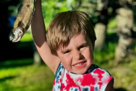 Menino de 5 anos morre após ser deixado dentro de carro durante festa da família nos EUA