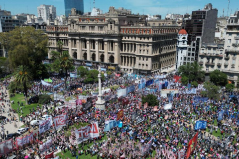 Milhares de pessoas protestam na Argentina contra ‘megadecreto’ de Milei: ‘Respeite a divisão de poderes’