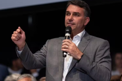 Flávio Bolsonaro diz que PT ficará décadas fora do poder e defende mudanças na Constituição