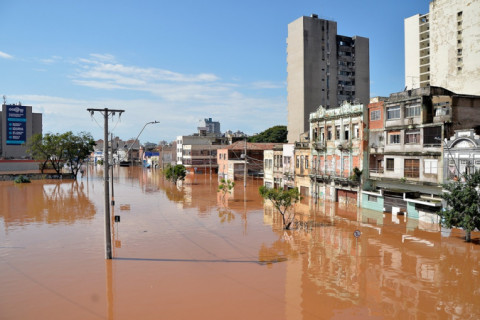 Porto Alegre tem apenas duas estações de água funcionando, diz prefeito
