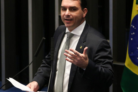 PGR pede que Flávio Bolsonaro seja ouvido por calúnia contra Lula