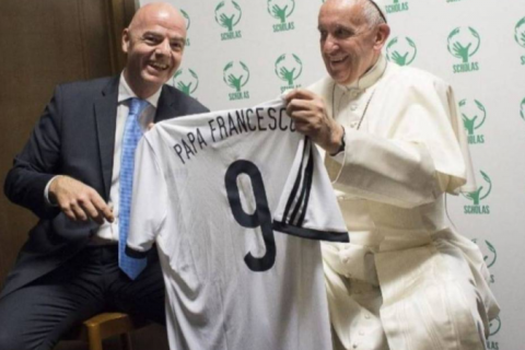 Fifa fará jogo para crianças com lendas do futebol a pedido do papa Francisco