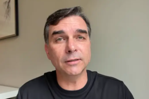 Flávio Bolsonaro afirma ser alvo de perseguição política e diz representar uma “ameaça ao sistema”