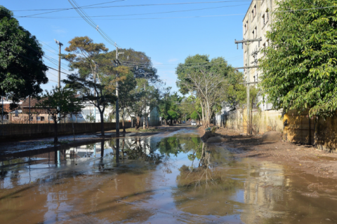 Nível do Guaíba sobe novamente e deixa ruas de Porto Alegre inundadas