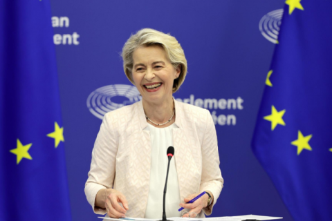 Ursula von der Leyen chega ao Uruguai e deve assinar acordo entre Mercosul e União Europeia