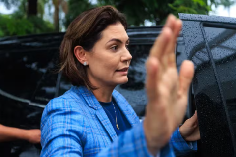 Aliados veem gesto de Michelle Bolsonaro como sinal de distensão após pedido público de desculpas de Flávio
