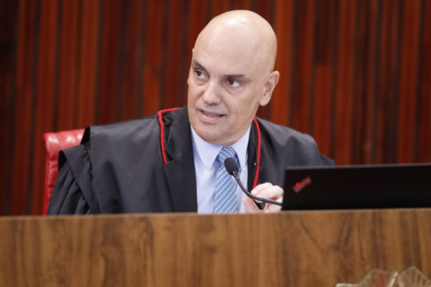 Moraes se declara impedido de permanecer no caso de ameaça e perseguição à sua família