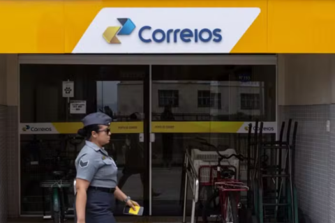 Greve dos Correios continua após TST suspender julgamento