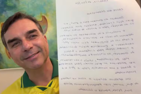 Bolsonaro contradiz Flávio e diz a Moraes que filho leu carta em live sem sua autorização