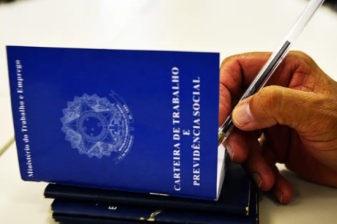 Taxa de desemprego cai para 5,3% no trimestre encerrado em agosto, revela IBGE