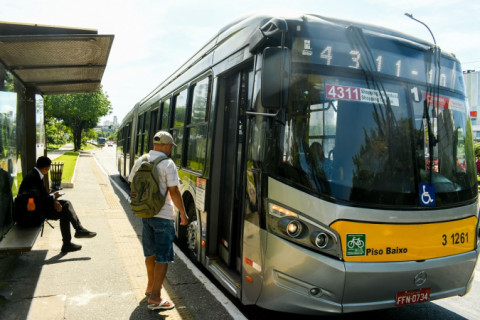 Cerca de 97,5% dos passageiros aprovam gratuidade no transporte, segundo SPTrans