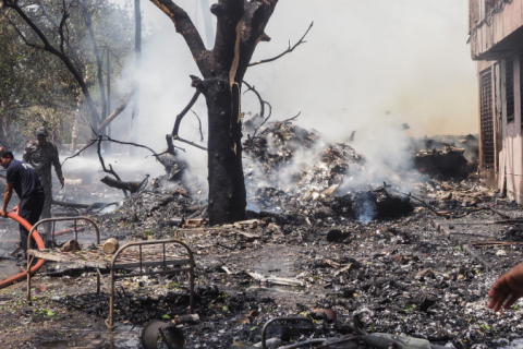 Avião com mais de 240 pessoas cai em Ahmedabad, na Índia