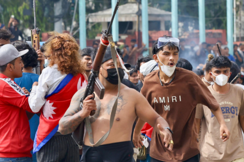 Manifestantes incendeiam Parlamento no Nepal após renuncia do primeiro-ministro