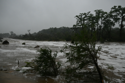 Número de vítimas fatais da enchente no Texas aumenta para 24, enquanto 23 meninas continuam desaparecidas